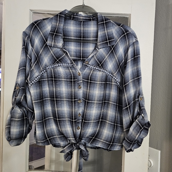 American rag Juniors crochet trim tie front! Size med! Worn twice! - Picture 2 of 13